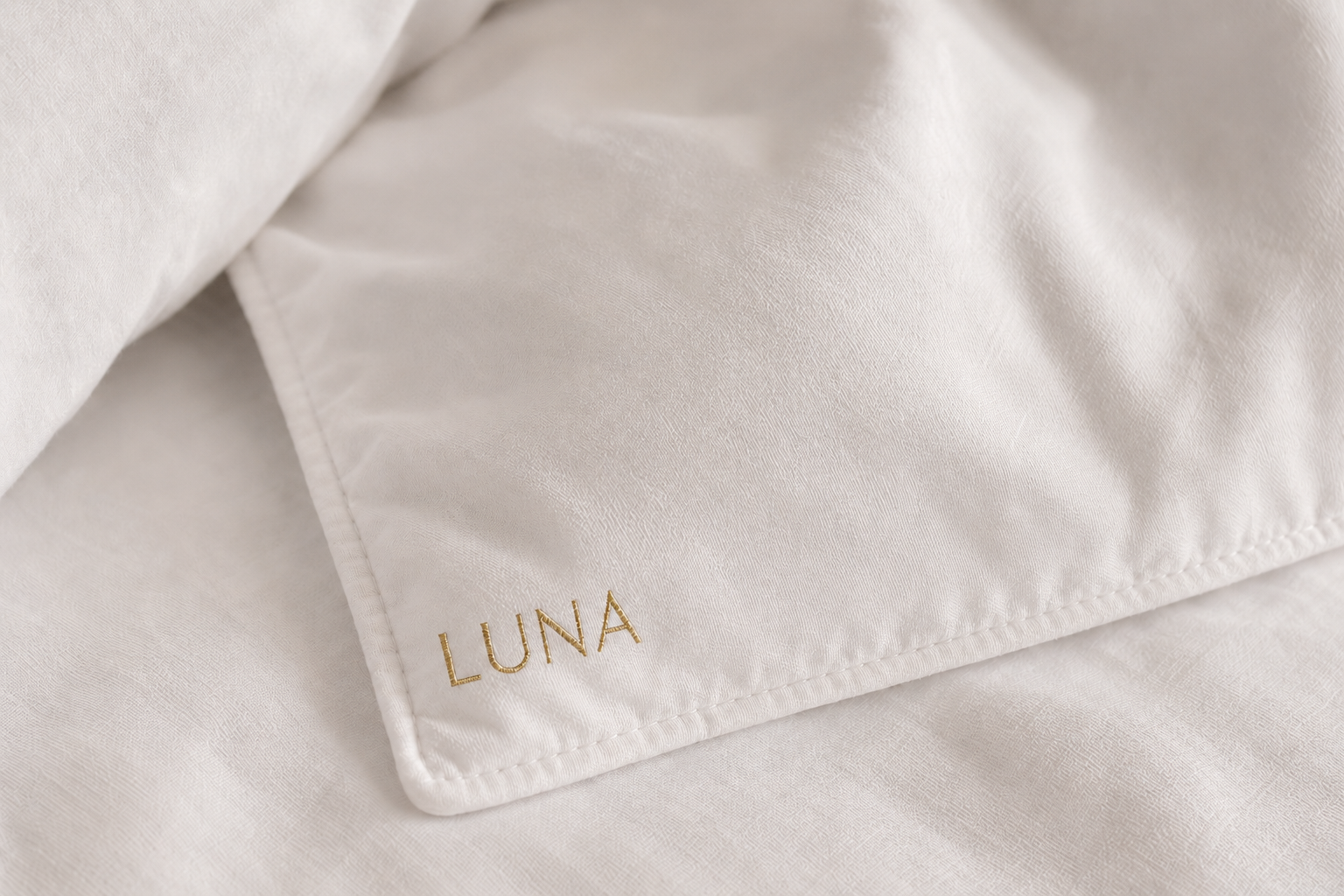 סט מצעי LUNA בצבע לבן – תקריב רקמת זהב