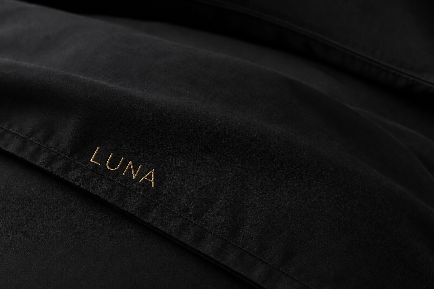 סט מצעי LUNA בצבע שחור – תקריב רקמת זהב