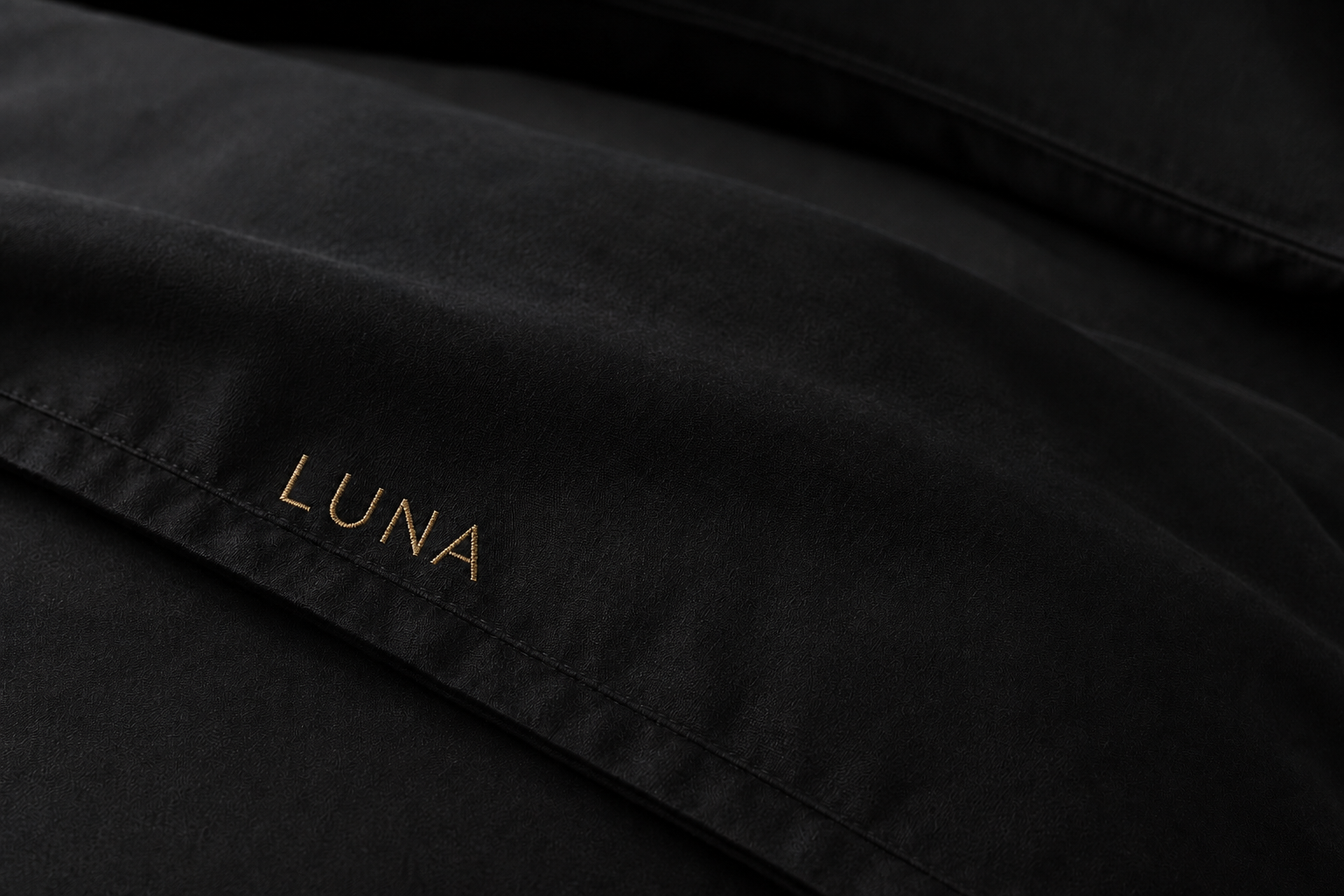 סט מצעי LUNA בצבע שחור – תקריב רקמת זהב