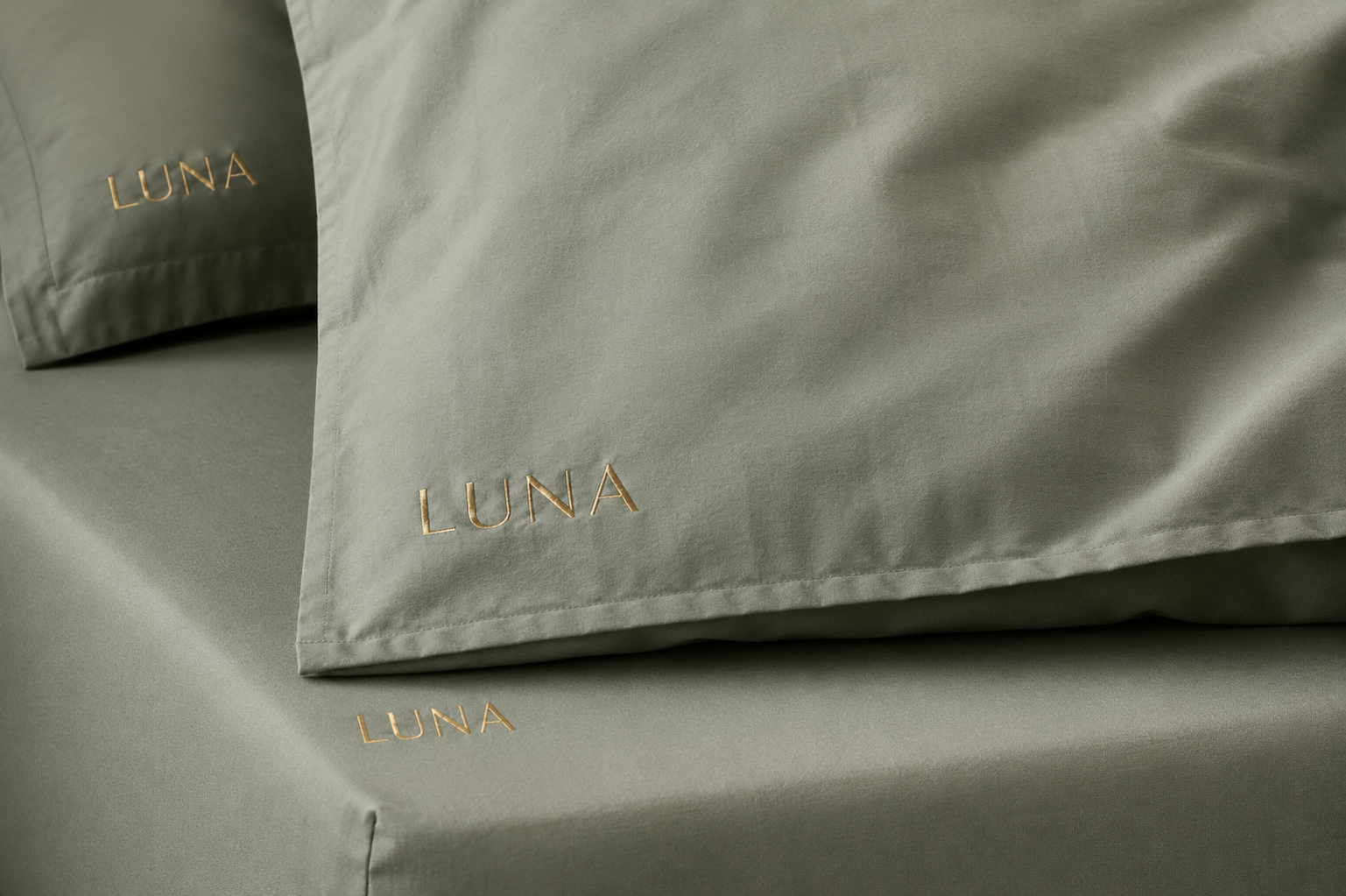 סט מצעי LUNA בצבע ירוק מרווה מעושן – תקריב רקמת זהב