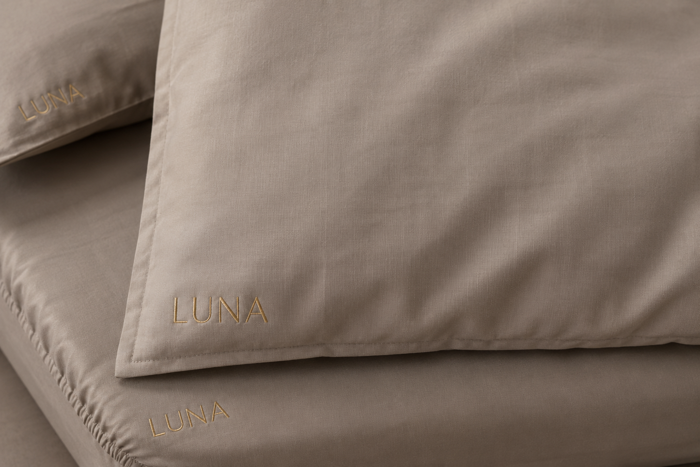 סט מצעי LUNA בצבע טאופ גרייז' – תקריב רקמת זהב