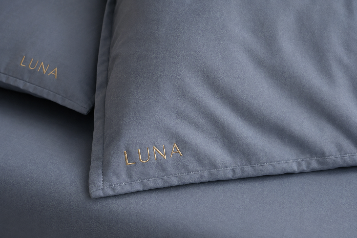 סט מצעי LUNA בצבע כחול מעושן – תקריב רקמת זהב