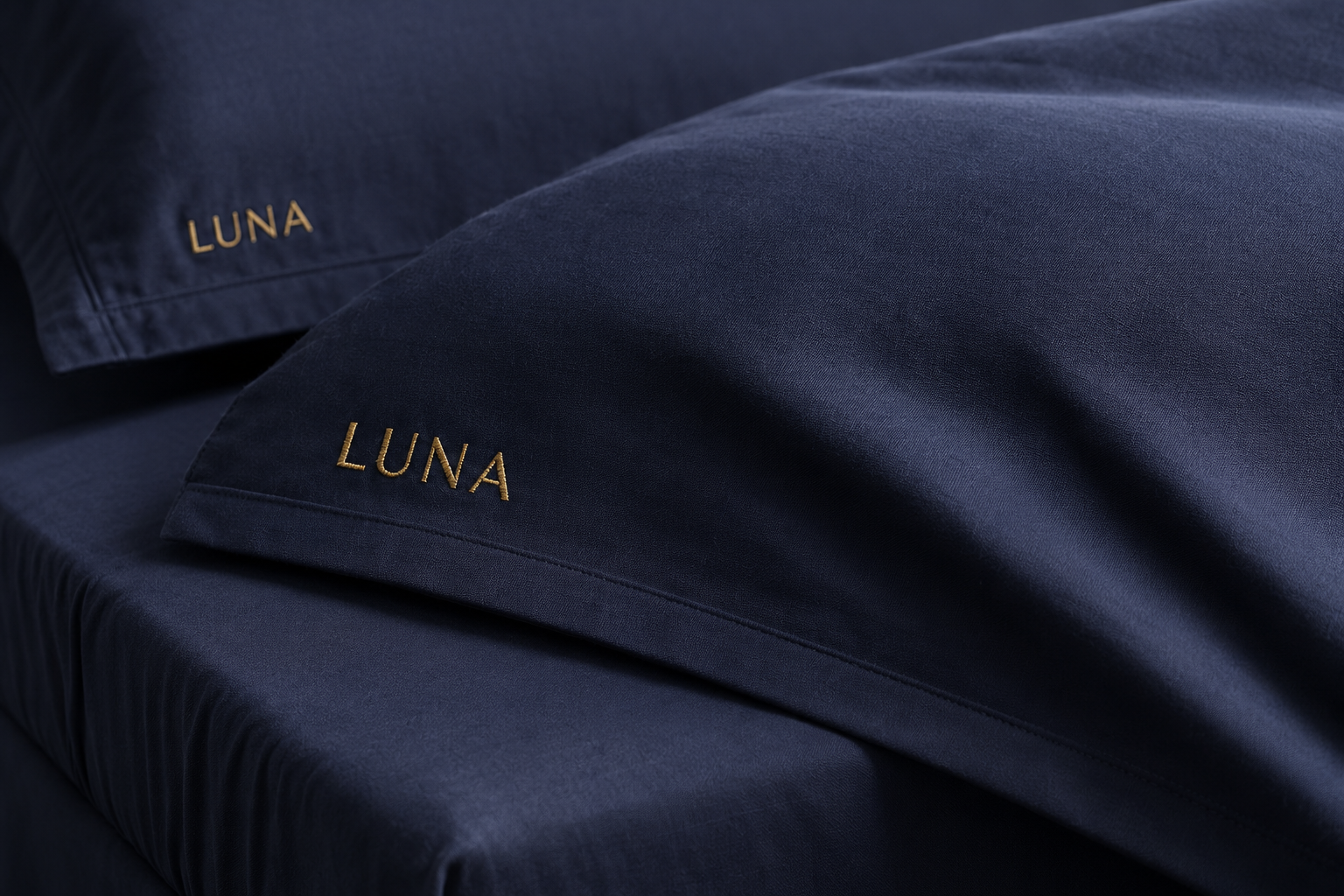 סט מצעי LUNA בצבע כחול נייבי עמוק – תקריב רקמת זהב