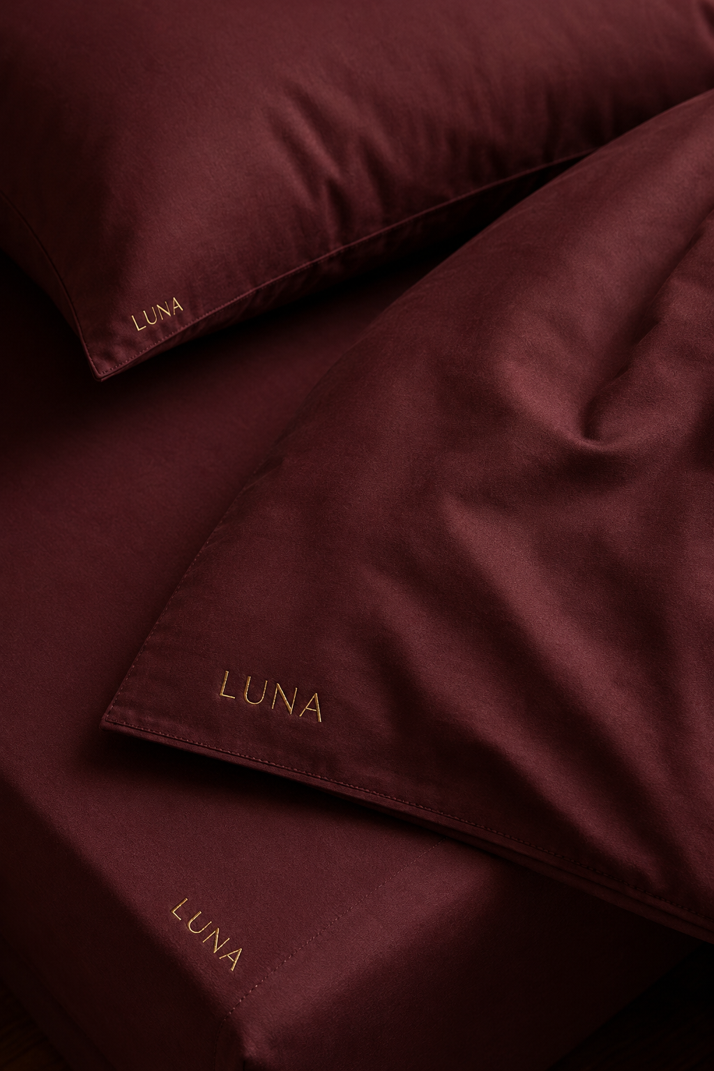 סט מצעי LUNA בצבע בורדו יין עמוק – תקריב רקמת זהב